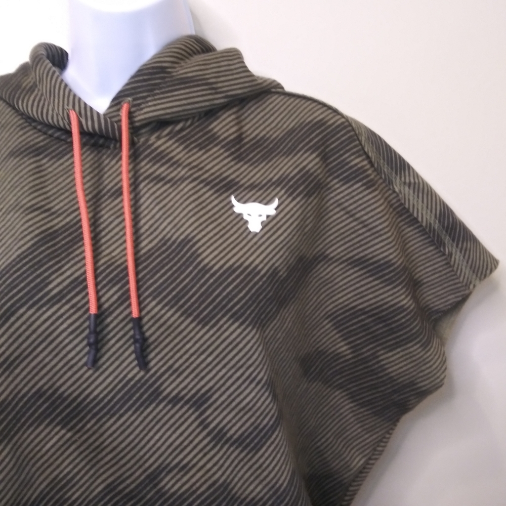 Under Armour Project Rock Olive Green Fatigue-Like Print Cropped Hoodie - Picture 2 of 11